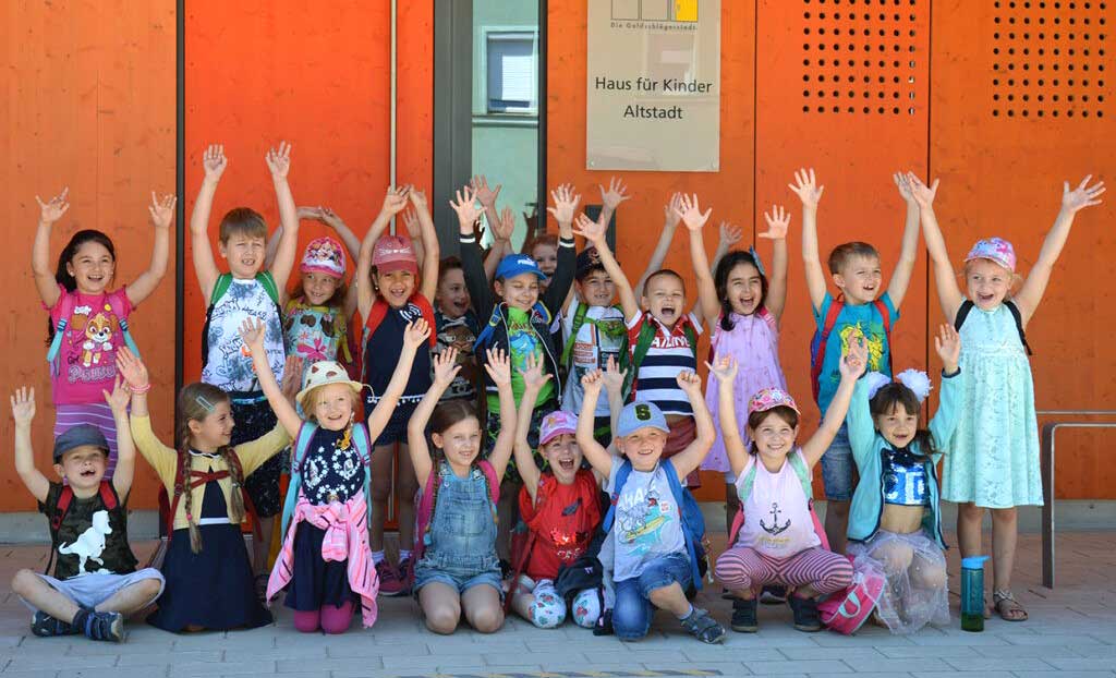 Kinder vor dem Eingang des Hauses für Kinder Altstadt