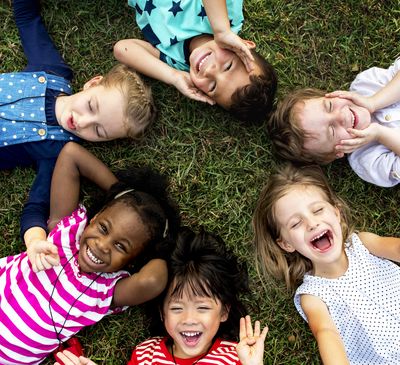 Kinder liegen auf der Wiese