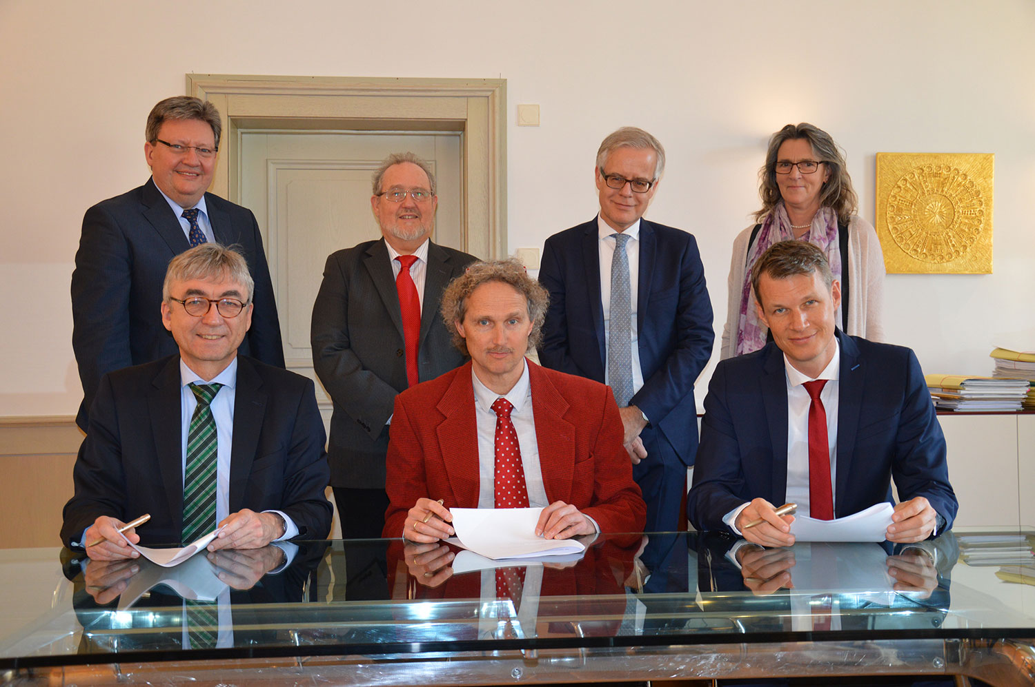 vorne von links: Joachim Ossmann (Vorsitzender der Geschäftsführung der Agentur für Arbeit Nürnberg), Richard Braun (Geschäftsführer des Jobcenter Schwabach), Oberbürgermeister Matthias Thürauf. Hinten von links: Thomas Oetter (Bereichsleiter bei der Nürnberger Arbeitsagentur), Jürgen Blaser (Teamleiter Markt und Integration Jobcenter Schwabach), Stadtrechtsrat Knut Engelbrecht, Inken Busch-Harder (stellvertretende Geschäftsführerin Jobcenter Schwabach) Vertreter der Stadt, Arbeitsagentur und des Jobcenter Schwabach bei der Vertragsunterzeichnung
