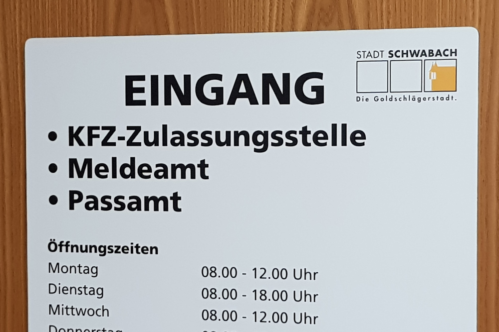 Eingangsschild des Meldeamts