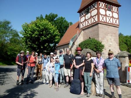 Die Klimapilgerer brachen in Unterreichenbach auf Eine Gruppe Wanderer macht sich auf den Weg.