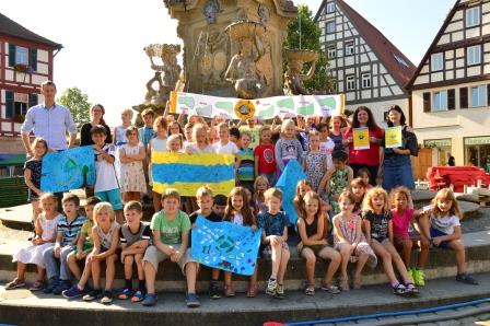 Kinder der Schwabacher Luitpoldschule verdeutlichen ihre vorstellungen, was zum Schutz des Klimas zu tun ist. Kinder präsentieren ihre Klimaschutzwünsche auf dem Marktplatz