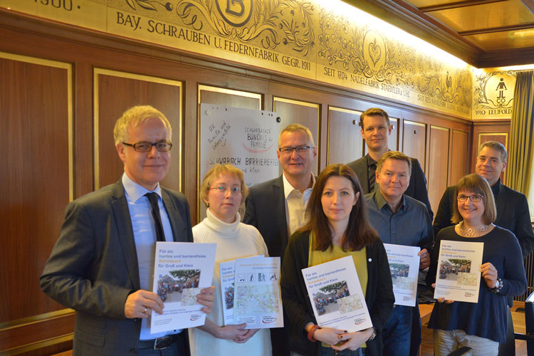von links: Sozialreferent Knut Engelbrecht, Angelika Majchrzak-Rummel, Stadtbaurat Ricus Kerckhoff, Anita Toader, Oberbürgermeister Matthias Thürauf, Bürgermeister Dr. Thomas Donhauser, Simone Bald und Johann Reichert (Leiter des Bürgermeister- und Presseamts) bei der Übergabe des Sachberichts. Übergabe des Sachberichts Barrierefreies Schwabach