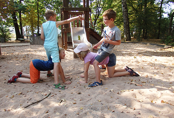 Kinder spielen im Sand