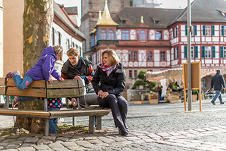 Familie mit Kindern vor dem Schwabacher Rathaus