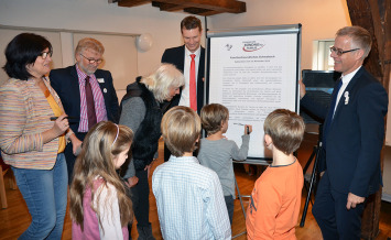 Gemeinsam mit den Schüler der 4 a der Johannes-Helm-Schule unterzeichnen Evelyn Grau-Karg, Bürgermeister Roland Oeser, Renate Schmidt, Oberbürgermeister Matthias Thürauf und Stadtrechtsrat Knut Engelbrecht (v. li.) als Erste die Deklaration für ein familienfreundliches Schwabach. 