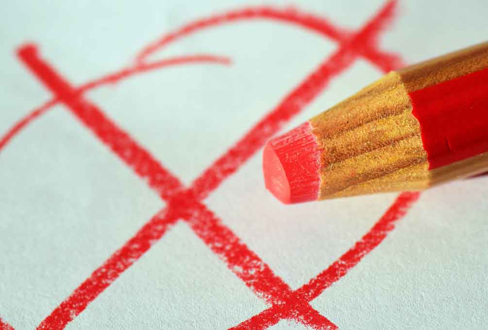 Roter Stift mit Kreuz