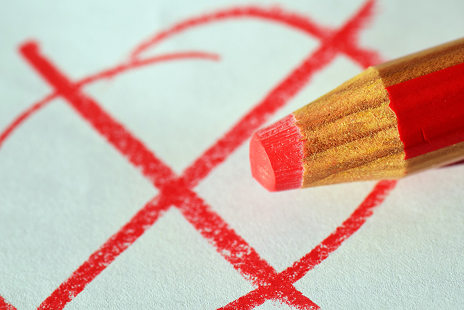 Roter Stift mit Kreuz