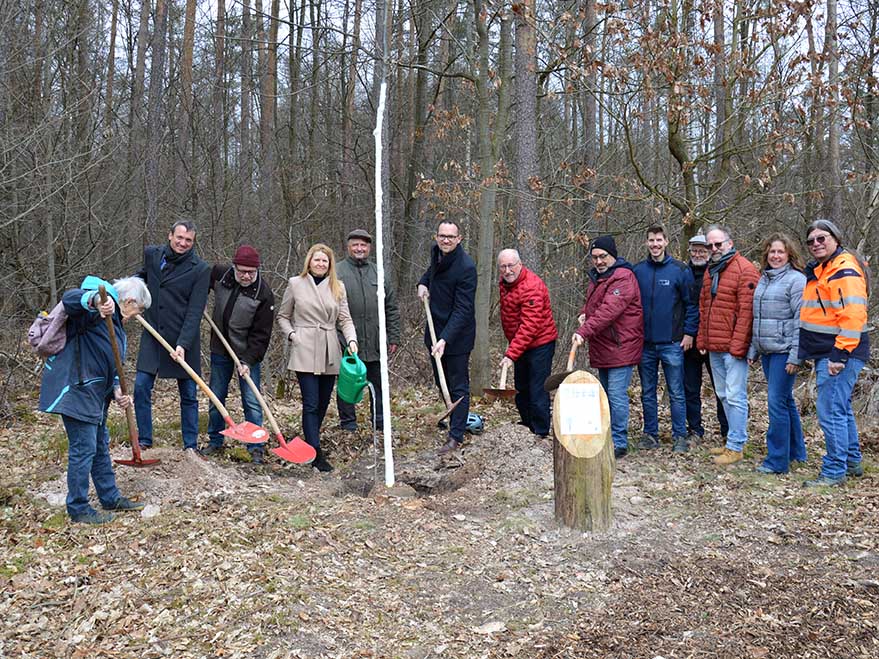 Die Gruppe, die den Baum des Jahres gepflanzt hat