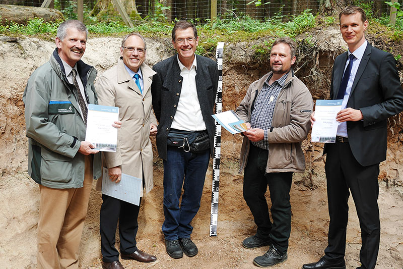 von links: Christoph Kassian vom Amt für Landwirtschaft und Forsten, LfU-Präsident Claus Kumutat, Dr. Walter Martin vom LfU, Stadtförster Thomas Knotz, Oberbürgermeister Matthias Thürauf von links: Christoph Kassian vom Amt für Landwirtschaft und Forsten, LfU-Präsident Claus Kumutat, Dr. Walter Martin vom LfU, Stadtförster Thomas Knotz, Oberbürgermeister Matthias Thürauf