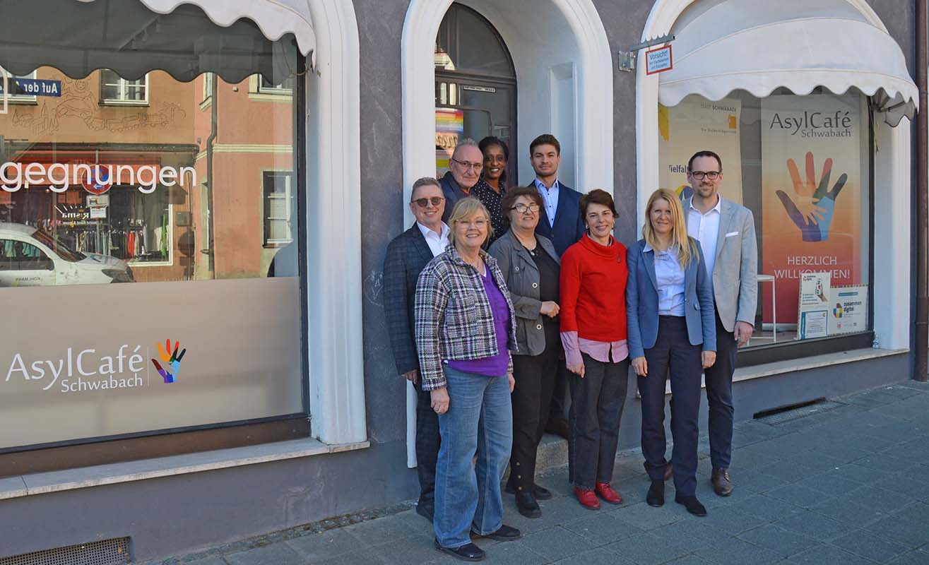 Initiatorinnen und Initiatoren mit Oberbürgermeister und Referentin vor dem Haus der Begegnungen