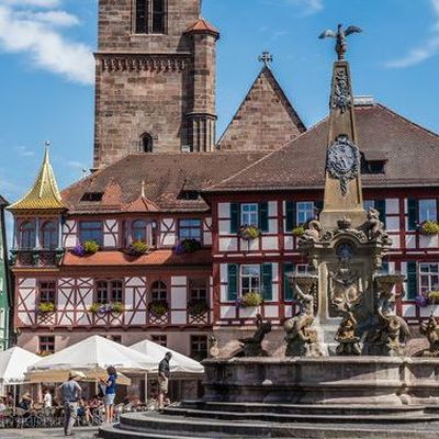 Das Fachwerkrathaus vor der Stadtkirche