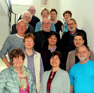 Eine Gruppe Menschen steht auf einer Treppe zusammen