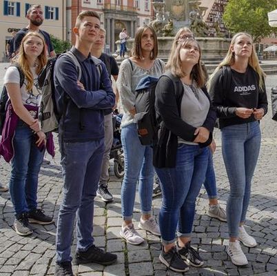 Eine Gruppe Menschen steht auf dem Schwabacher Marktplatz