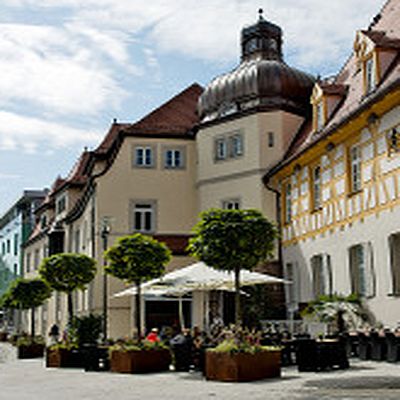 Ein Blick auf Ladenfenster in Schwabachs Innenstadt