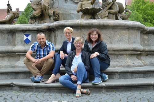 Bild am Stadtbrunnen, Frau Westenhöfer, Herr Schwenk, Frau Behrimger, Frau Schwarz