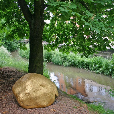 Goldener Findling
