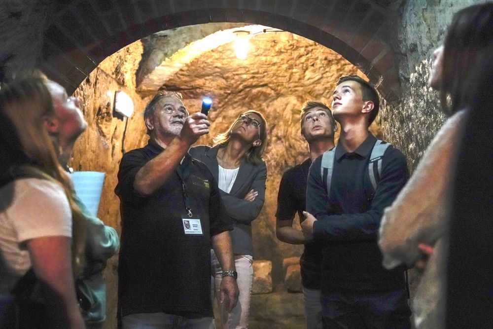 Stadtführer zeigt einer Gruppe die Besonderheiten der Schwabacher Keller