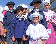 Französische Kinder in traditioneller Tracht