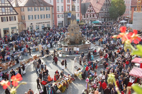 Trempelmarkt auf dem Marktplatz