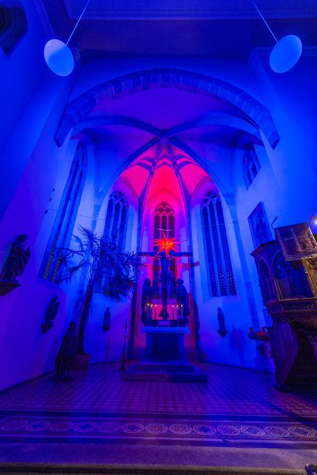 Innenansicht der Spitalkirche, blau beleuchtet