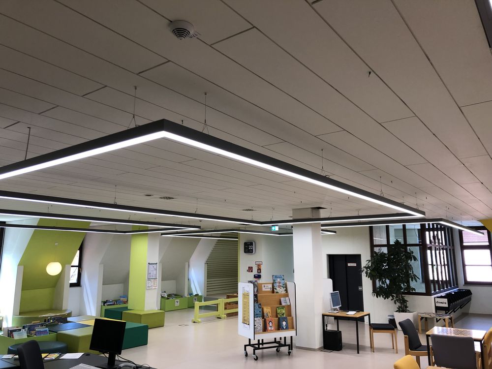 Deckenbeleuchtung der Stadbibliothek nach Umbau auf LED-Technik