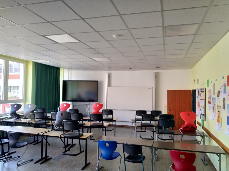 Deckenbeleuchtung eines Klassenraumes des Adam-Kraft-Gynasiums nach dem Umbau auf LED-Technik Deckenbeleuchtung eines Klassenraumes des Adam-Kraft-Gynasiums nach dem Umbau auf LED-Technik