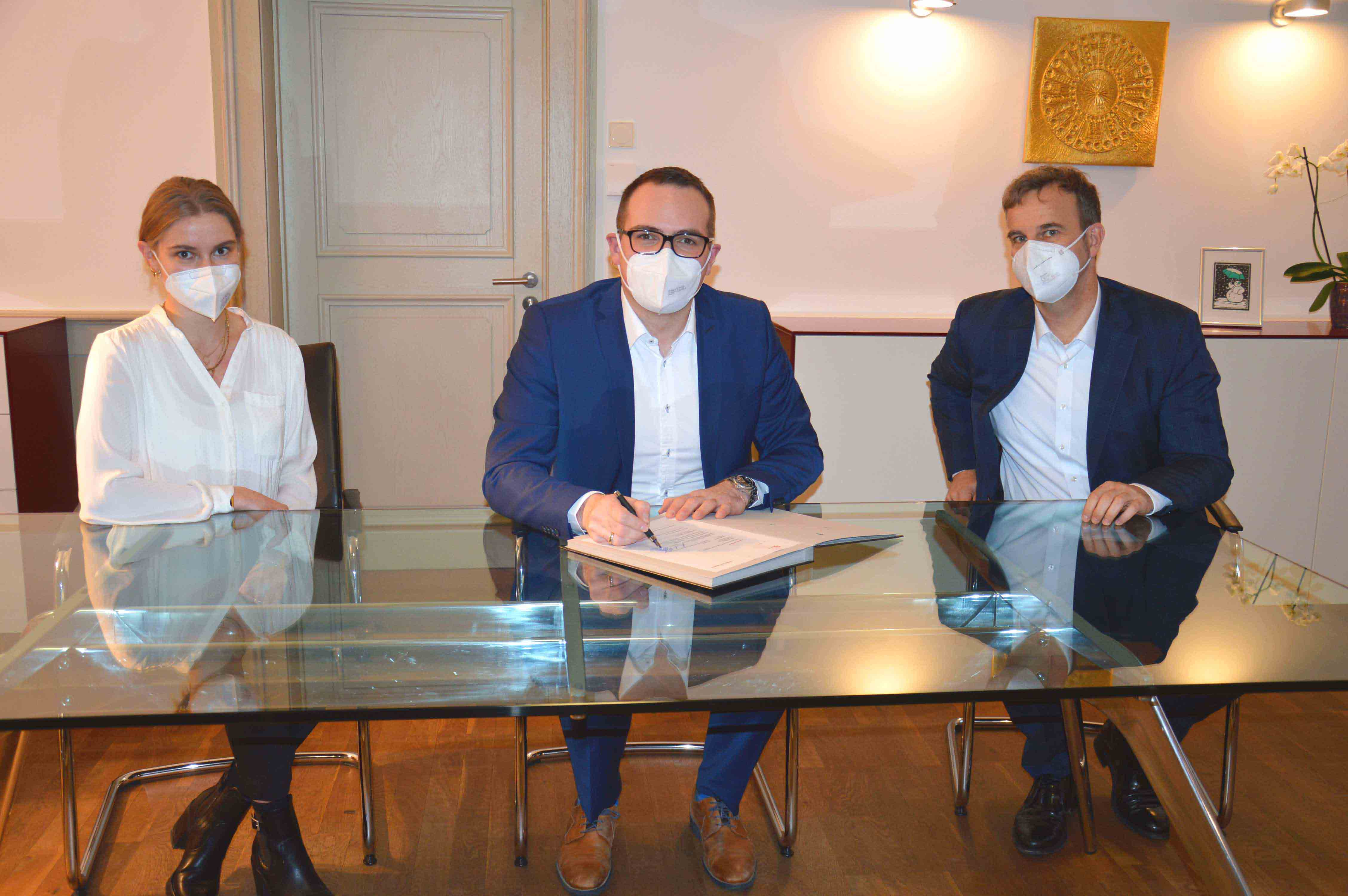 Oberbürgermeister Peter Reiß (Mitte) unterzeichnete jetzt die Verträge. Daneben Stadtkämmerei Sascha Spahic, auch verantwortlich für das Gebäudemanagement der Stadt, und Franziska Schuster vom Kämmereiamt, die das gesamte Verfahren koordiniert und betreut haben.
