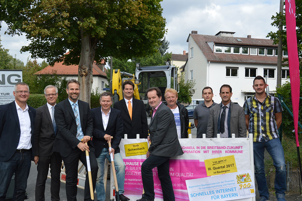 von links: Stadtbaurat Ricus Kerckhoff, Rechtsreferent Knut Engelbrecht, Wirtschaftsreferent Sascha Spahic, Bürgermeister Dr. Thomas Donhauser, Breitbandbeauftragter Michael Geißendörfer, Key Account Manager Bernd Kohlbauer (Deutsche Telekom Technik GmbH), Baubegleiter Mandfred Kosmann (Deutsche Telekom), Projektleiter Tim Rode (Schneider Networkservice GmbH), Helmut Kiening (Infrastrukturvertrieb Süd, Telekom Deutschland GmbH), Markus Neubauer (Straßenverkehrsamt Stadt Schwabach) beim Startschuss für den Breitbandausbau von links: Stadtbaurat Ricus Kerckhoff, Rechtsreferent Knut Engelbrecht, Wirtschaftsreferent Sascha Spahic, Bürgermeister Dr. Thomas Donhauser, Breitbandbeauftragter Michael Geißendörfer, Key Account Manager Bernd Kohlbauer (Deutsche Telekom Technik GmbH), Baubegleiter Mandfred Kosmann (Deutsche Telekom), Projektleiter Tim Rode (Schneider Networkservice GmbH), Helmut Kiening (Infrastrukturvertrieb Süd, Telekom Deutschland GmbH), Markus Neubauer (Straßenverkehrsamt Stadt Schwabach)