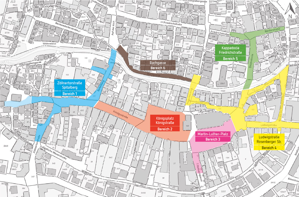 Stadtplan mit farblich markierten Bereichen und Straßen. Die Karte zeigt ein dicht bebautes Stadtgebiet mit mehreren hervorgehobenen Straßenabschnitten in unterschiedlichen Farben. Jeder farbige Bereich ist mit einem Rechteck und einem beschrifteten Feld versehen. Die Bereiche sind in Blau, Braun, Grün, Gelb, Orange und Rot dargestellt. Die Straßen und Plätze sind durch die farbigen Markierungen klar voneinander abgegrenzt. Die Umgebung ist in grau gehalten, während die markierten Bereiche deutlich hervorstechen.