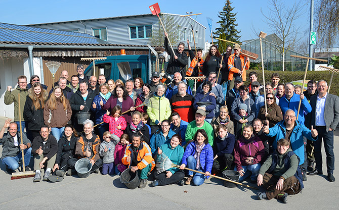 Gruppenbild der Geocacher vor Bauwagen