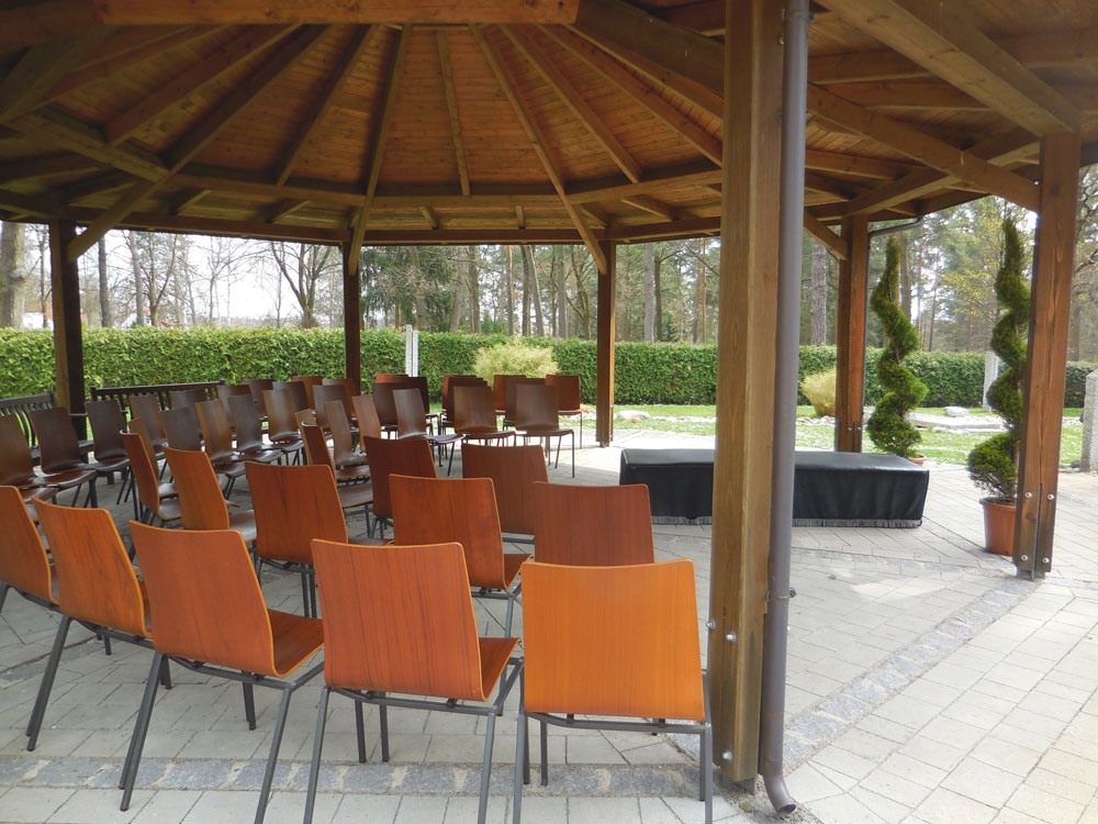 Eine „Kapelle im Grünen“ wird der Pavillon beim „Fluss der Zeit“. Eine „Kapelle im Grünen“ wird der Pavillon beim „Fluss der Zeit“.