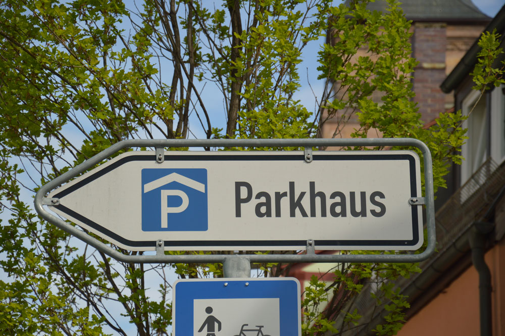 Hinweisschild Parkhaus