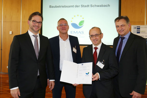 Florian Pronold, Parlamentarischer Staatssekretär des Bundesministeriums für Umwelt, Naturschutz, Bau und Reaktorsicherheit, Berlin (links), und Dr. Robert Schmidt, Leiter Geschäfts-bereich Innovation | Umwelt, IHK Nürnberg für Mittelfranken (rechts), überreichten an Stadtbaurat Ricus Kerckhoff (2.v.li.) und Amtsleiter Thomas Sturm die Ehrenurkunde. Gruppenfoto der Geehrten und Ehrenden