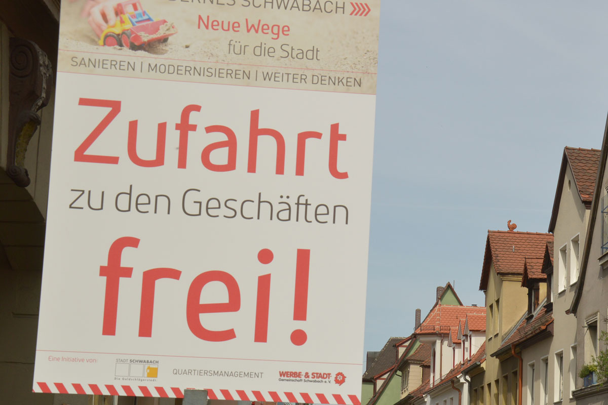 Von September bis März ruhen die Bauarbeiten. Verkehrsschild "Zufahrt frei"