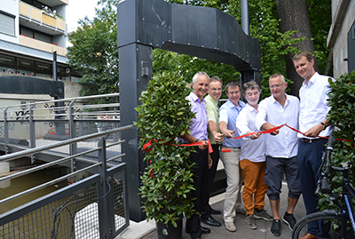 Mit dem Durchschneiden des Roten Bandes wurde die Hubbrücke eröffnet.