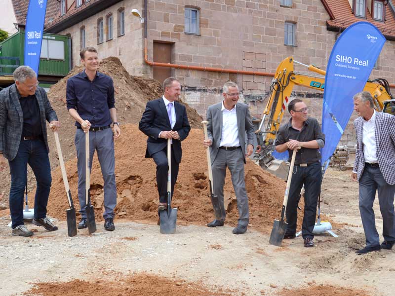 Gelöste Stimmung herrschte beim Spatenstich: (v.li.) Bauunternehmer Christoph Fuchs, Oberbürgermeister Matthias Thürauf, Stephan Janisch von der Raiffeisen Landesbank Oberösterreich, Stadtbaurat Ricus Kerckhoff, Kai Maier vom Stadtplanungsamt (Denkmalschutz) und Bauherr Alexander Brochier. Bild vom Spatenstich