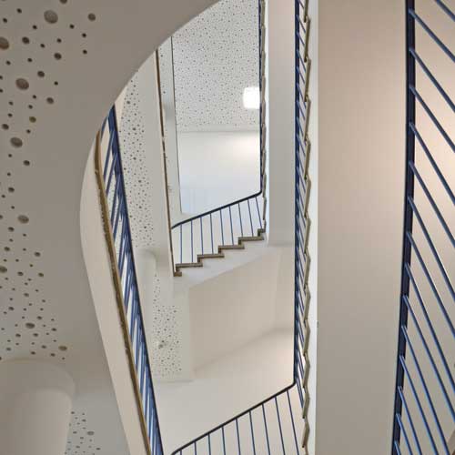 Ein Treppenhaus-Ausschnitt von unten fotografiert