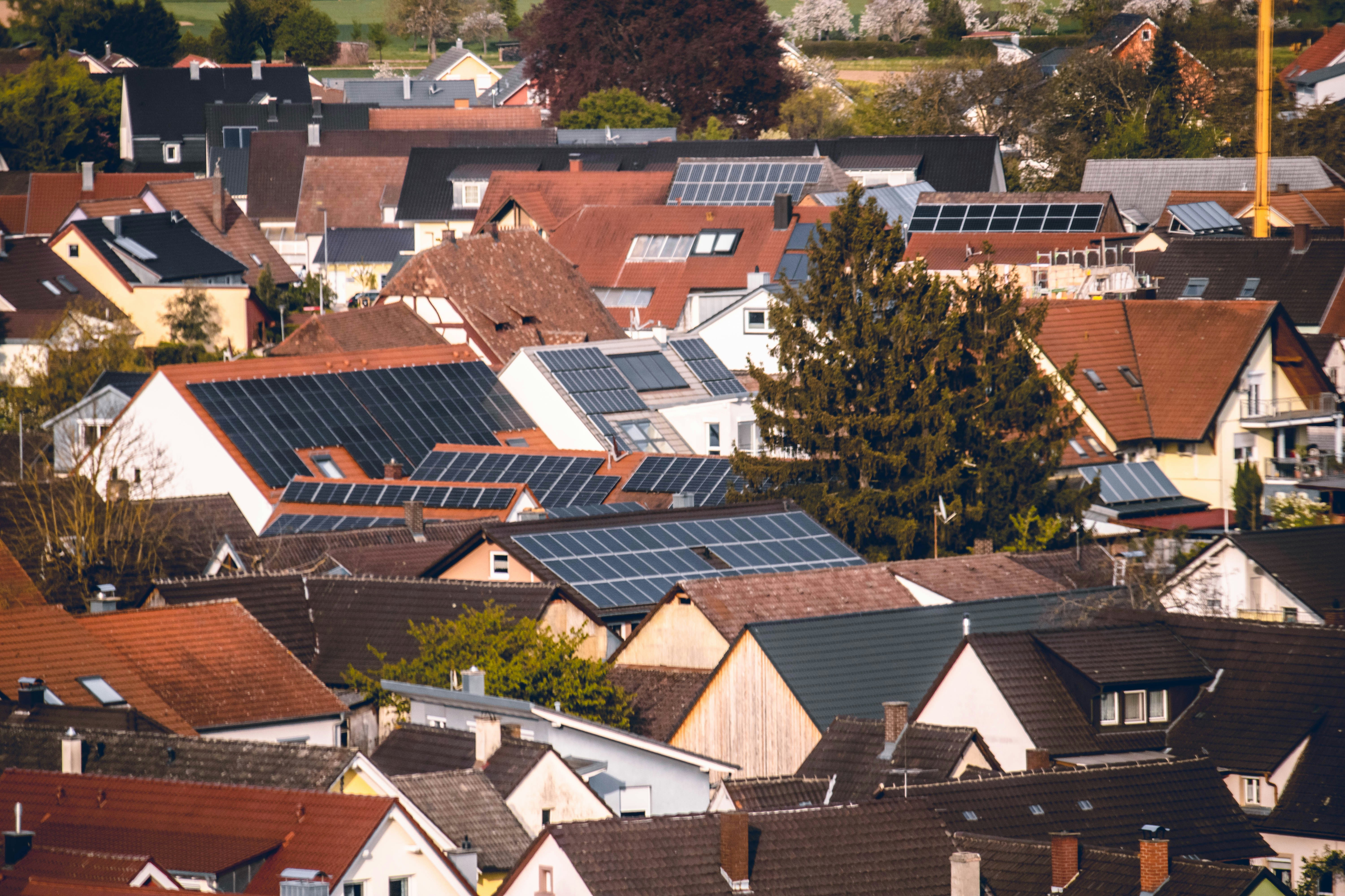 Auf den Dächern sind viele Solarmodule zu sehen