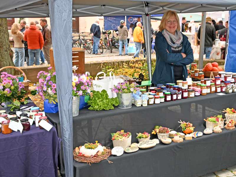 Stand mit Dekoartikeln auf dem Regionalmarkt 2025