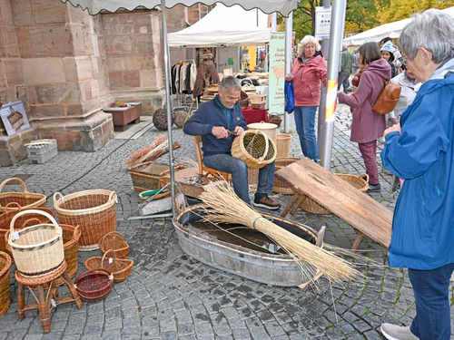 Korbflechter auf dem Regionalmarkt