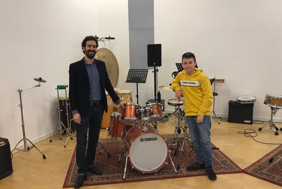 Schlagzeuglehrer Can Ünlüsoy und Moritz Wellner, einer der Erstplatzierten Schlagzeuglehrer Can Ünlüsoy und Moritz Wellner, einer der Erstplatzierten